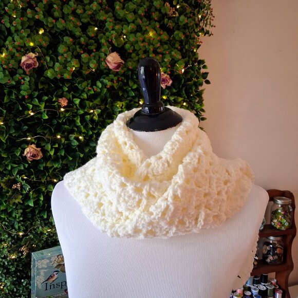 🧶Handmade Thick Crocheted Cream Scarf - Picture 3 of 4
